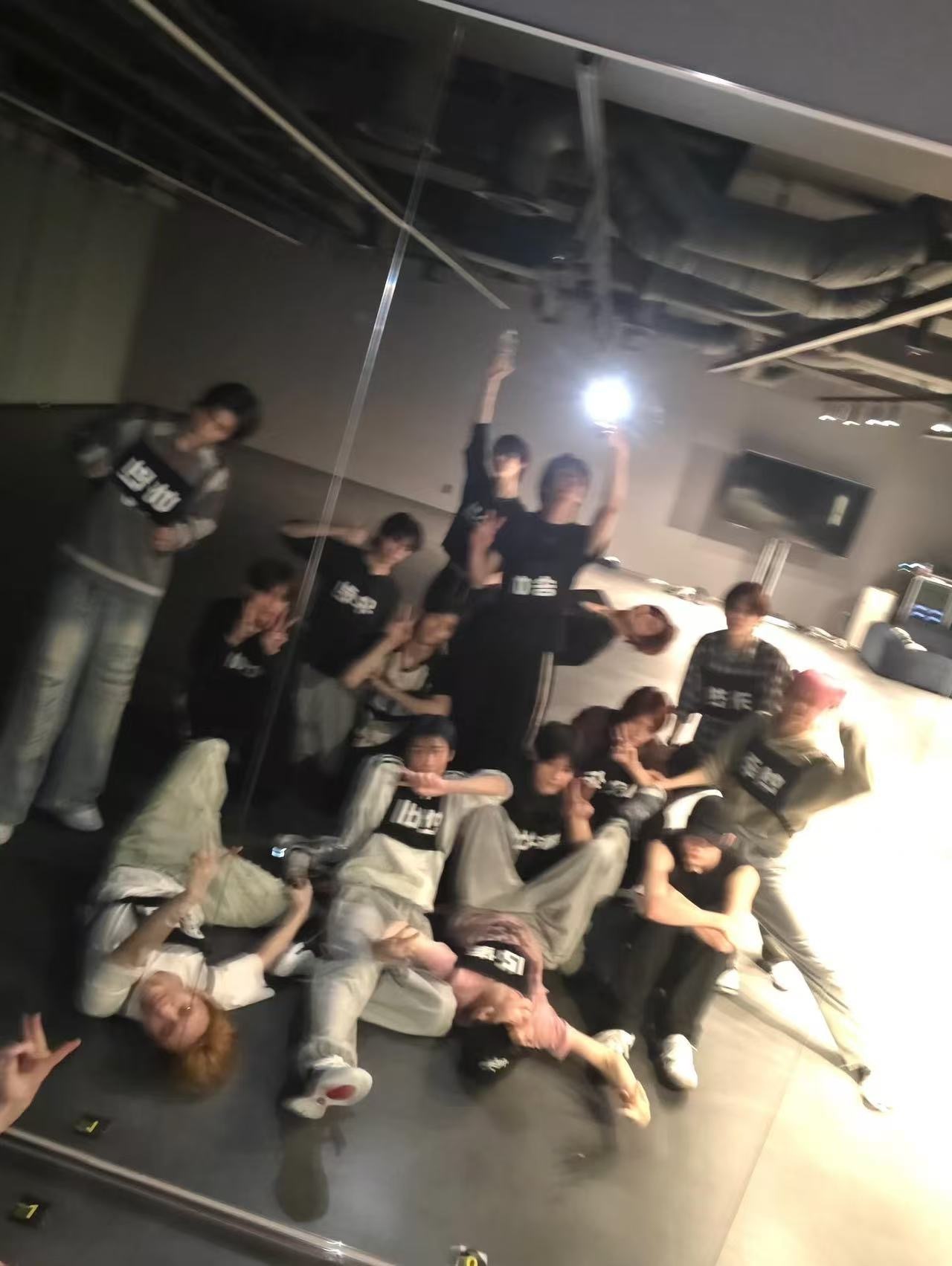 smtr25练习室 smtr25 ins更新：练习[手指比心] 男练请赶紧出道！