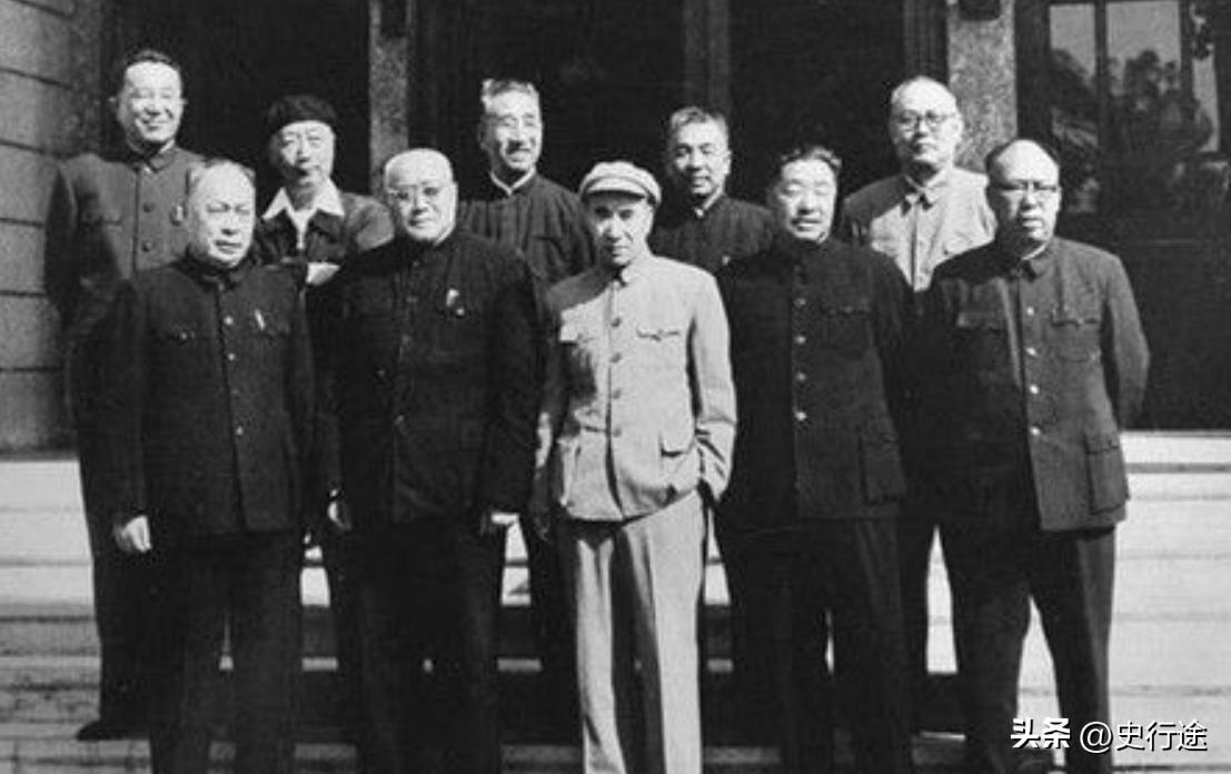 一句话总结十大元帅在军事上的作用：
稳定军心靠朱老总，逢敌亮剑、打出军威靠彭老总