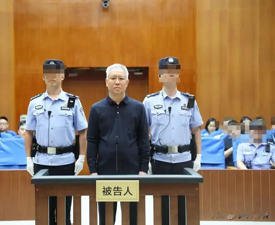 几年没见，许皮带已经满头白发，与被抓前判若两人，穿衣打扮上和贪污犯没啥区别，一身