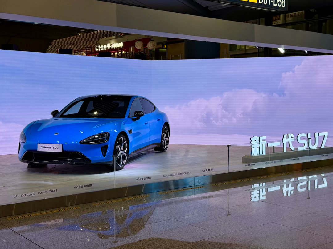 偶遇首都机场的小米SU7展位下进气口喷黑比改款前舒服些大家感受一下汽车设计小米s