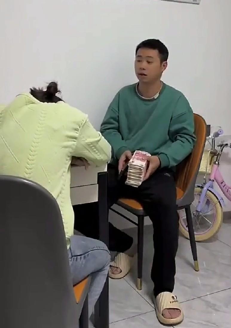 陌生债务人突然清账，

五年秘密终揭晓，

债主愣在当场。

最近听朋友说个事儿