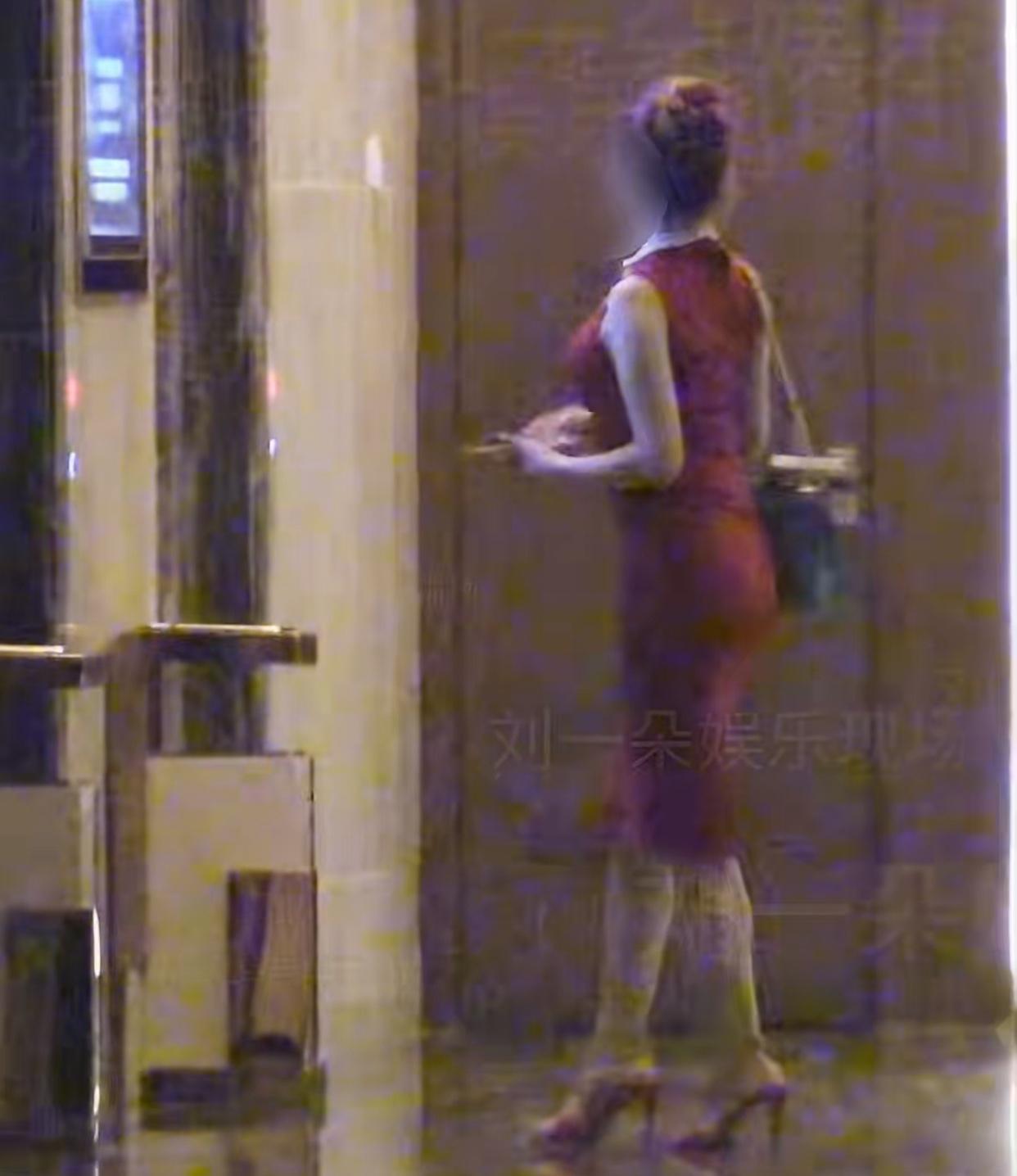 这就是今天热搜包贝尔出轨新闻的女主吗？
看着身材挺不错，
典型的风情熟女风格吧。