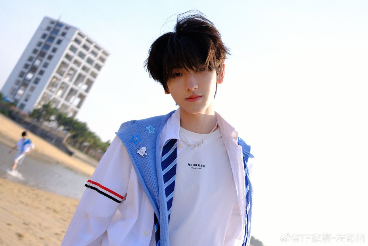 左奇函16岁生日快乐～好长的成长档案纪录片，明年也要继续好嘛！新的一年一切顺遂☺