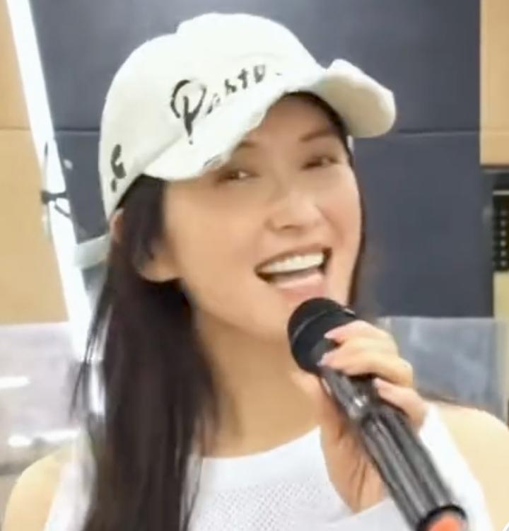 徐洁儿近期为音乐会及《乘风2026》进行了紧锣密鼓的彩排，她也通过社交媒体分享了