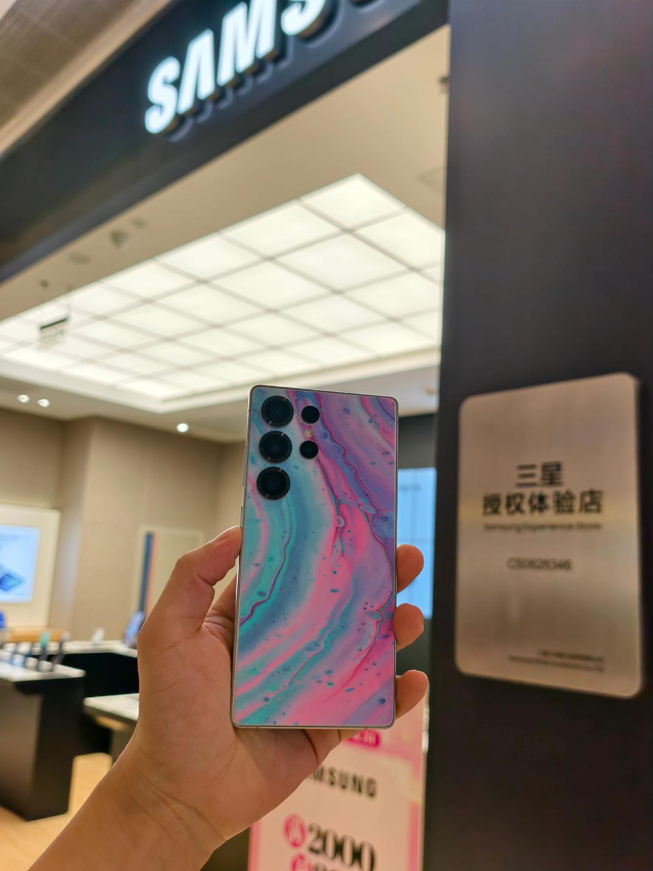 大家可以去三星店里免费贴膜，不要钱。膜感觉还可以，挺莫奈风味的，好几种可以选。三