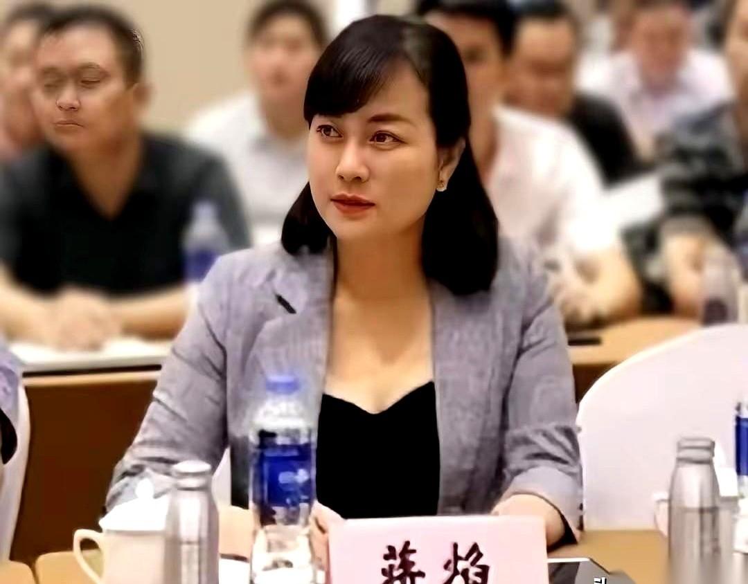 茅台那个女总监，栽了。
就那个，照片上永远一身黑白灰，眼神凌厉得像要吃人的那位。