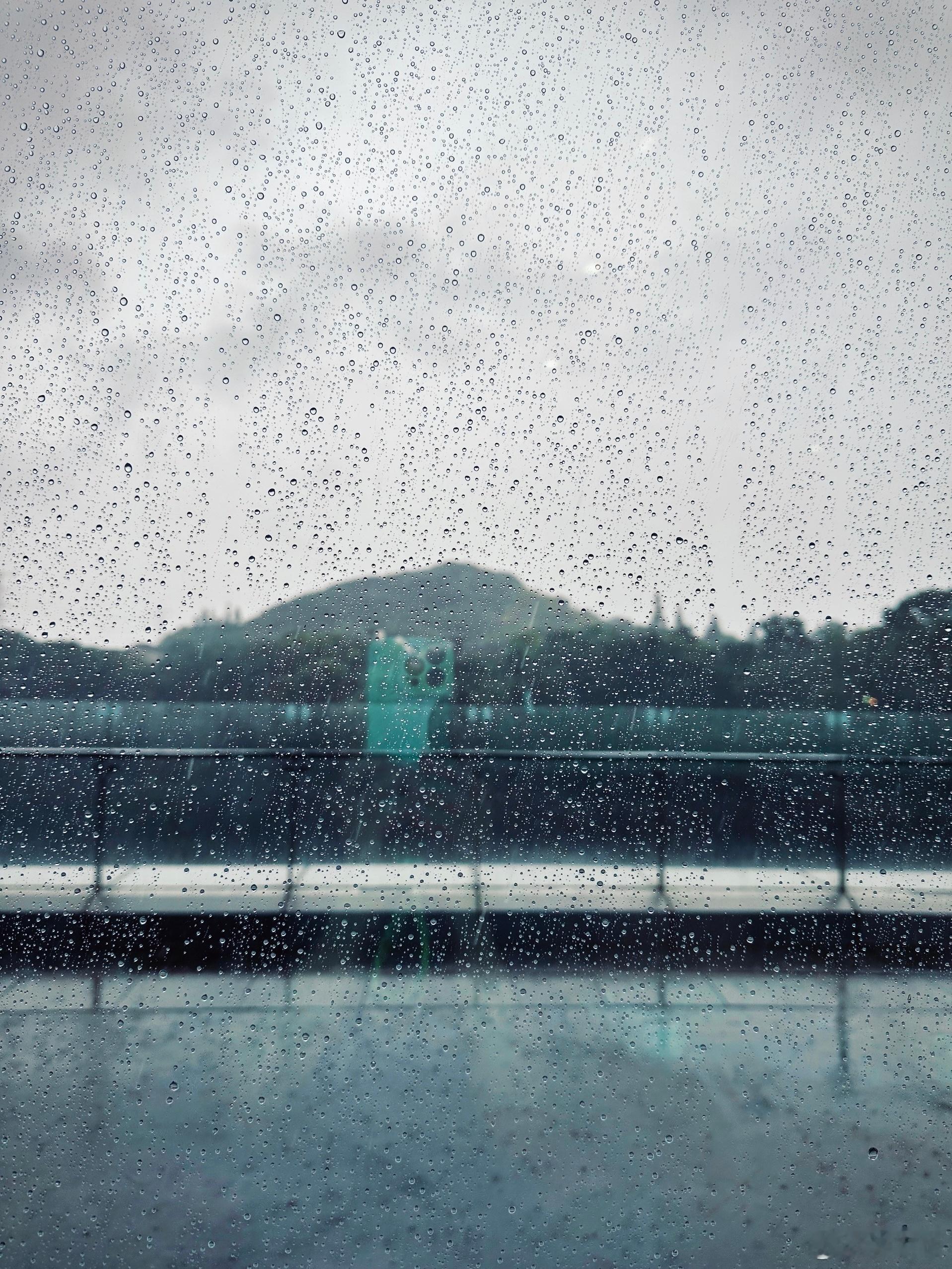 等到雨。也等到你。🌦️  ​​​