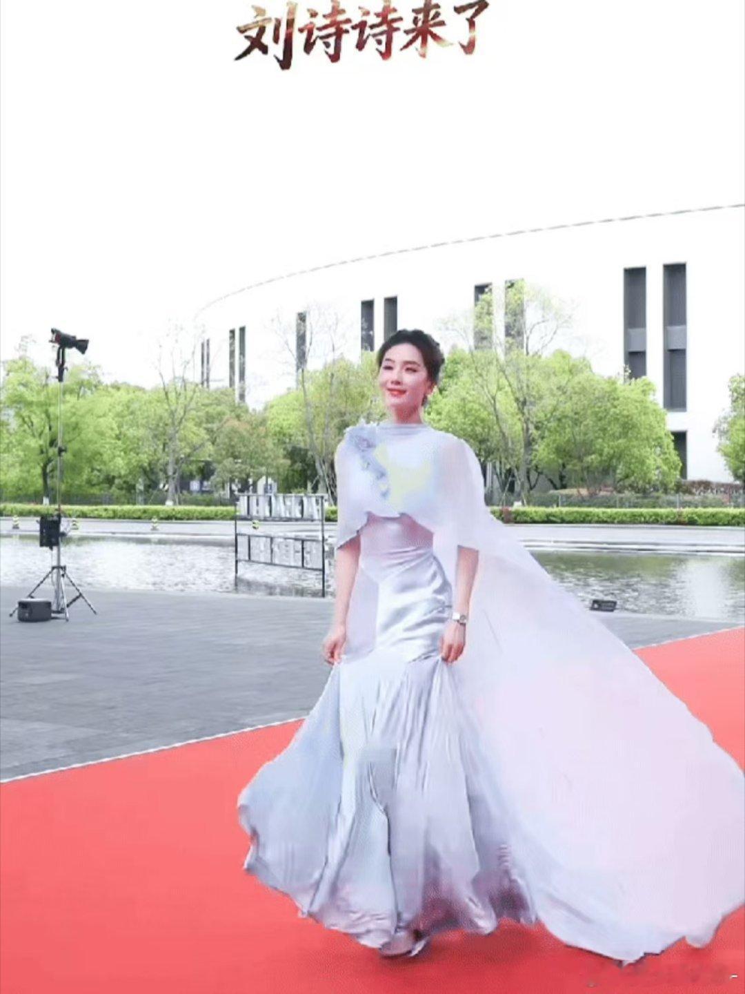 刘诗诗气血好足 刘诗诗亮相杭州尽显从容气场，高定礼服衬得身姿清逸。温柔内敛、雅致