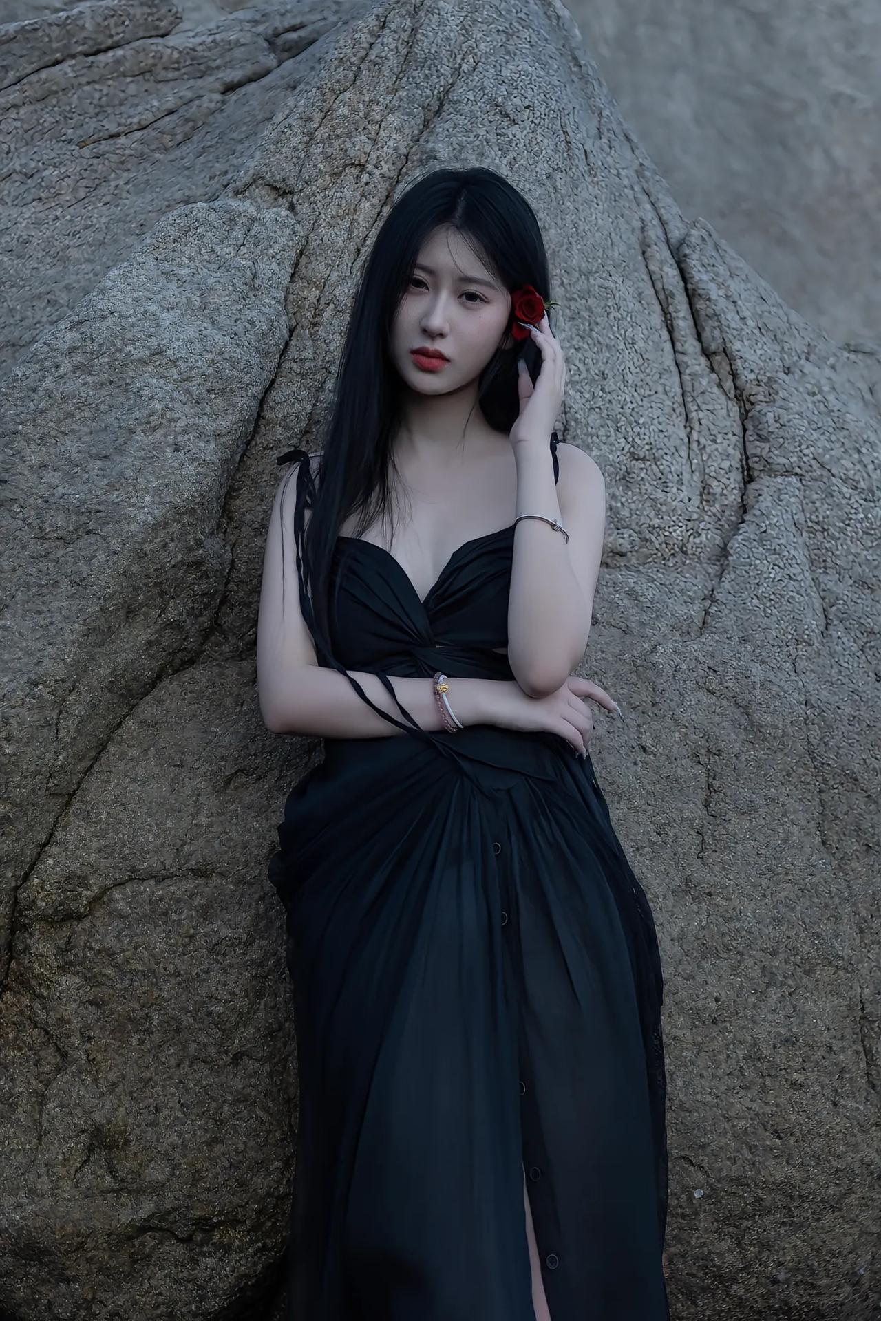 黑裙红玫瑰，优雅与野性的碰撞
