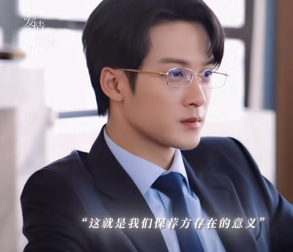 李亦非的浪漫，像一颗裹着坚硬外壳的软心巧克力，外表犀利，内里却甜得化不开。他的金
