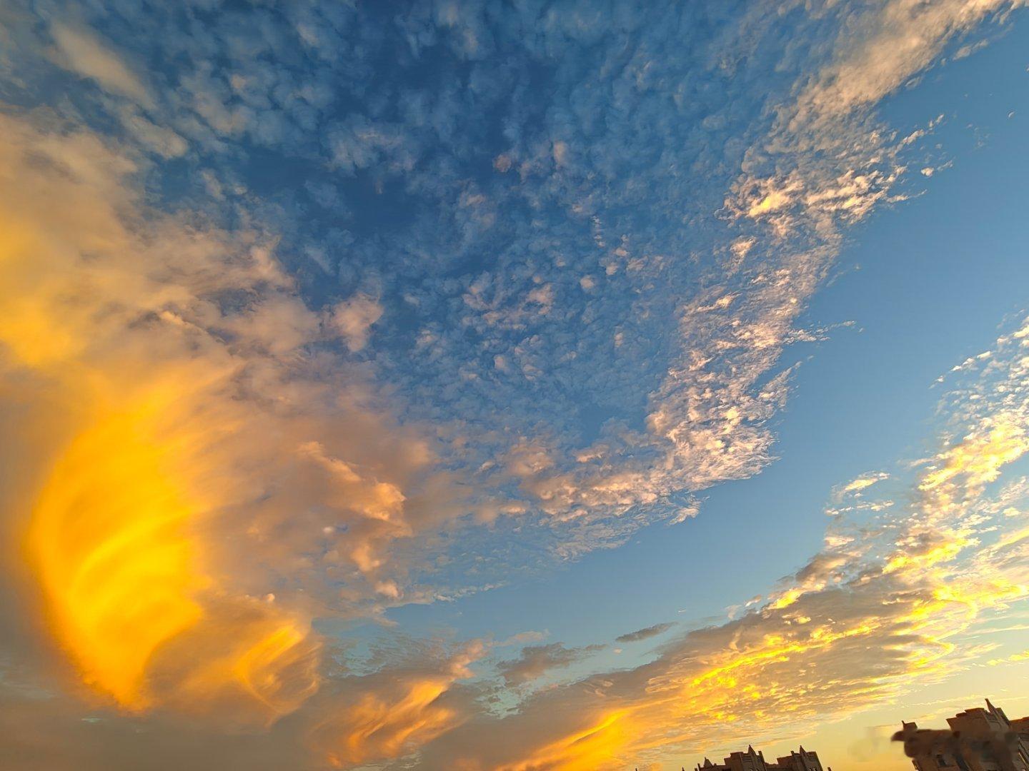 傍晚路过江边，天空染成橘粉色，随手拍下一张夕阳照，发圈配文却是：“今天的夕阳真美