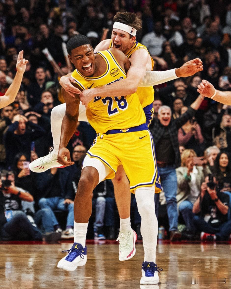 詹皇缺阵！残阵湖人挑战绿军，里夫斯八村塁扛大旗

今早8点，NBA焦点战，湖人客