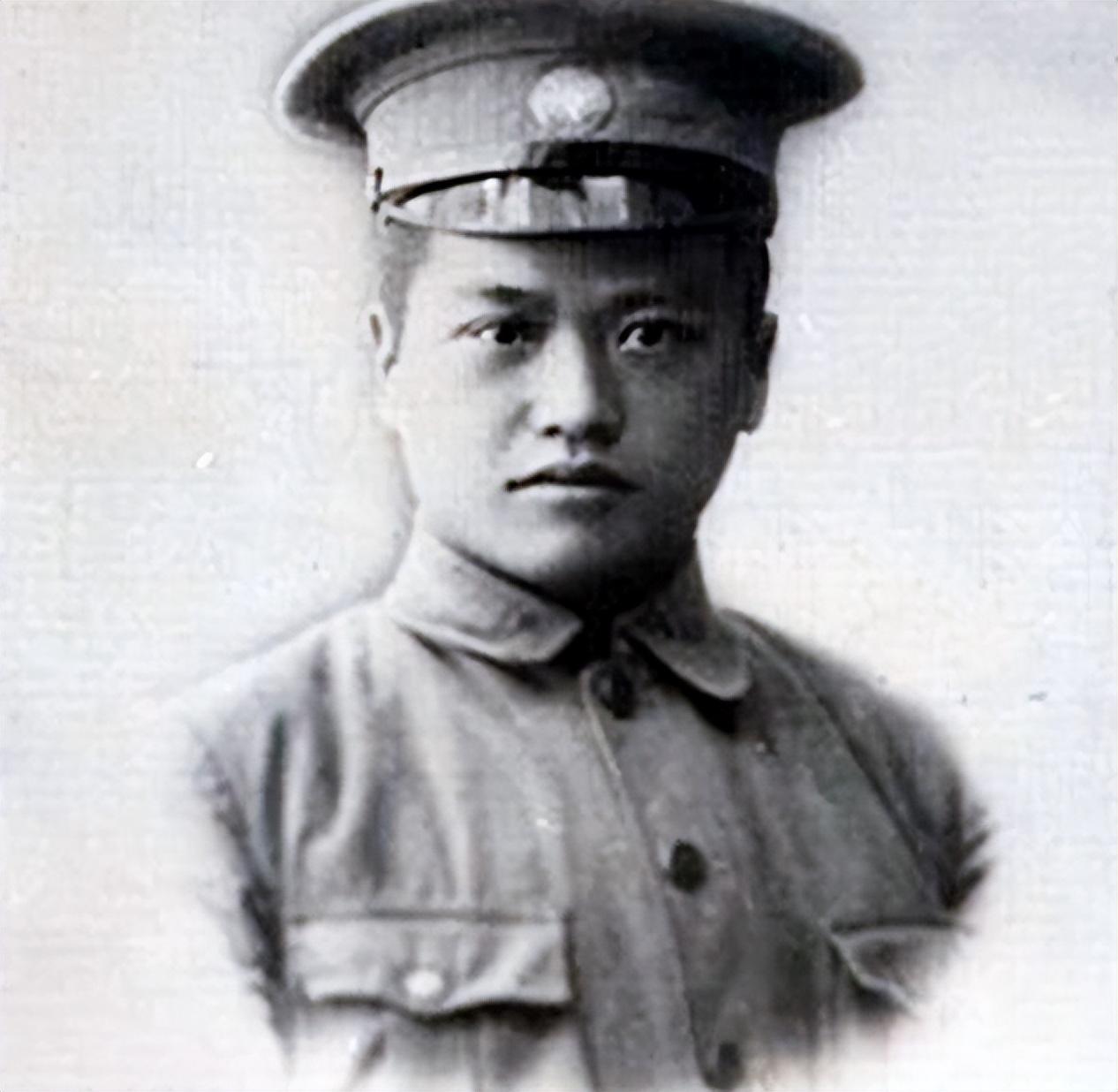 他27岁入黄埔一期，29岁晋升中将，31岁被老蒋秘密枪杀在黄花岗

在风云变幻的