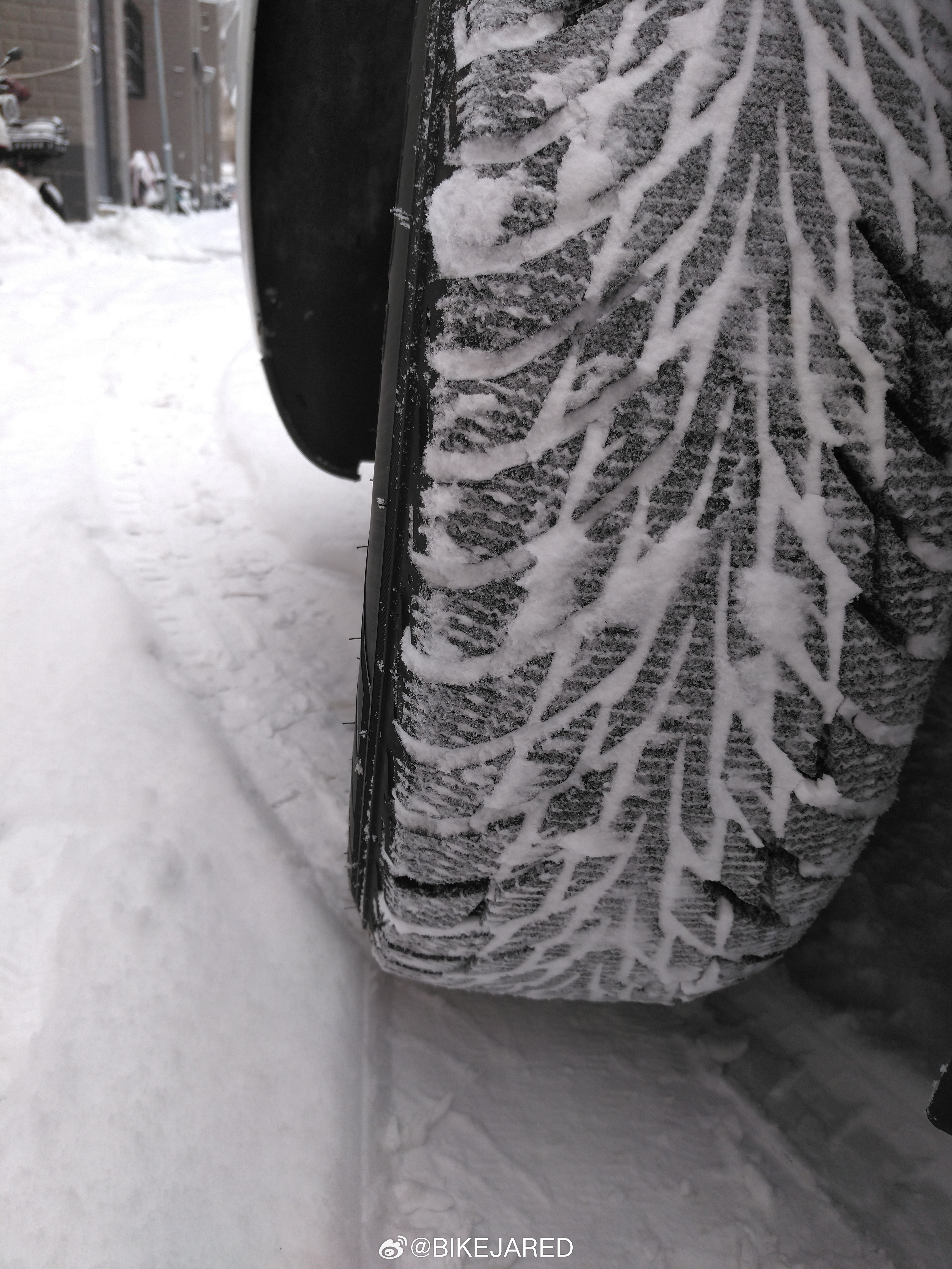 雪地胎诺记轮胎下雪 还好前几天回暖没有把雪地胎换下来。 张家口