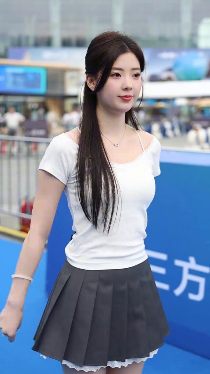 四小时征服丹麦，五天拿下荷兰，十八天踏平比利时，三十五天濒临巴黎城峡，短短四个月