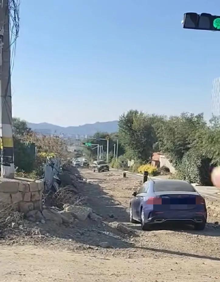 即墨区鳌山卫街道盘龙庄村南的问海路修了一年半了，到现在还没完工，这个修路的效率简