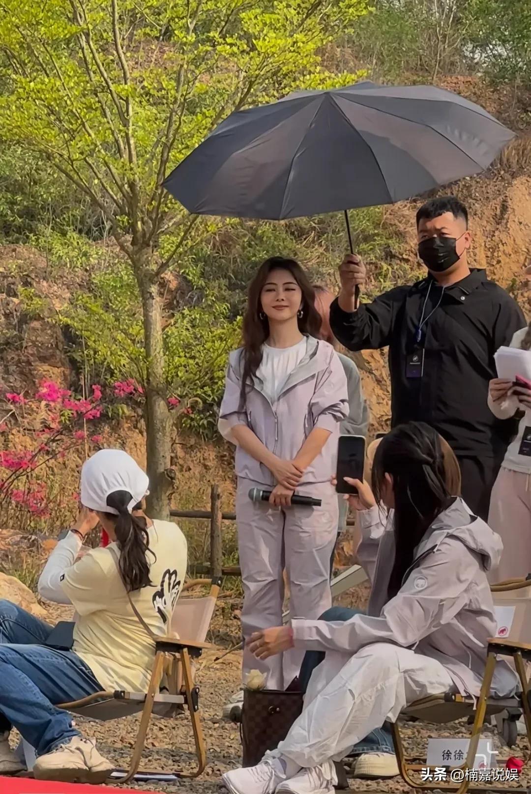 谭松韵现身广东参加户外活动，娃娃脸就是好啊，一点也不显年纪。
她一头卷发披肩，穿