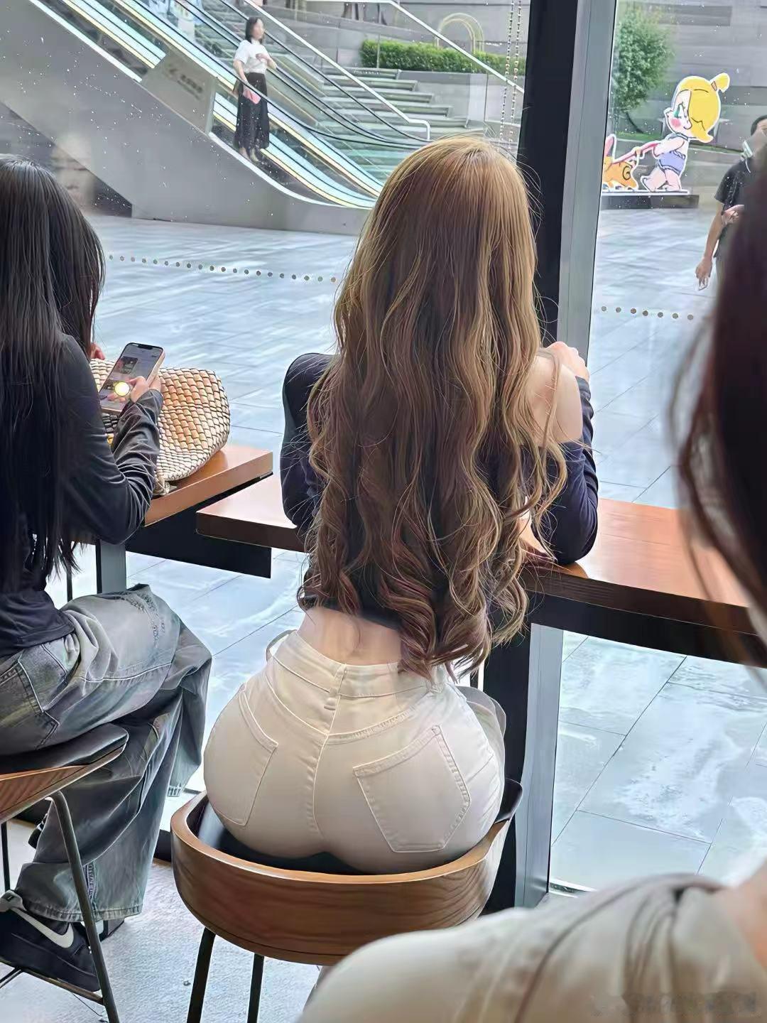 据说这图是P的！！！！我细细看完之后，还是相信了！今天在咖啡馆遇到了一位自带椅子