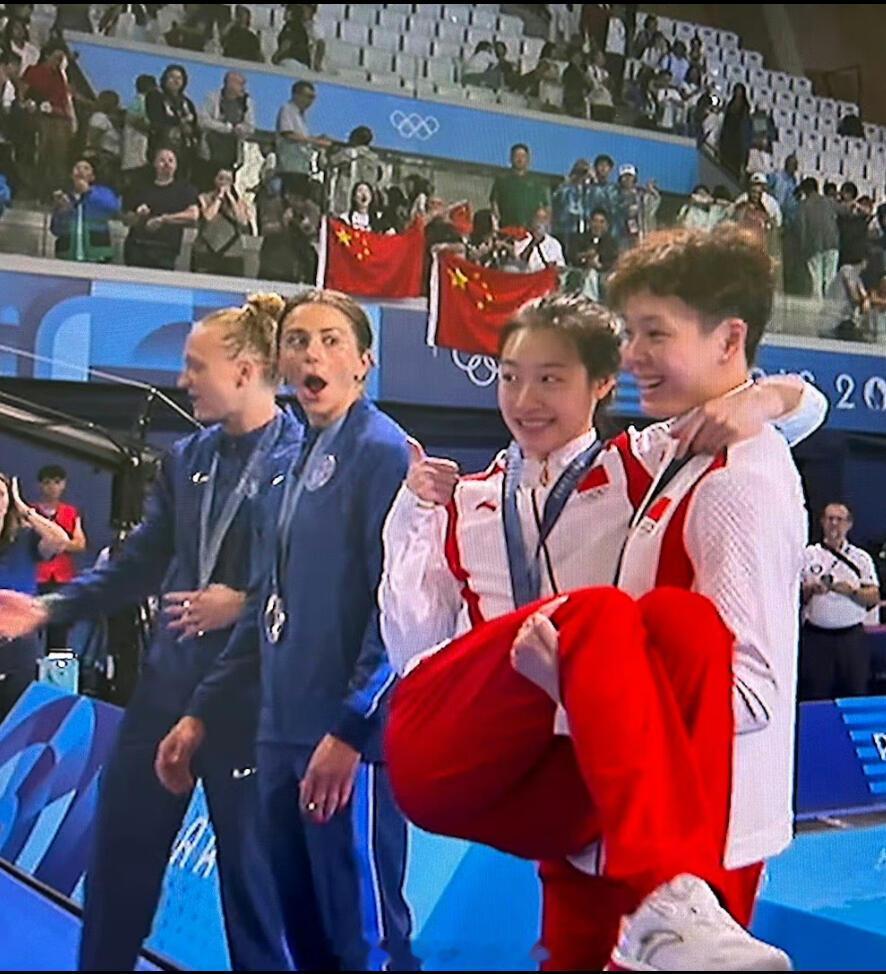 陈艺文公主抱昌雅妮，旁边美国队反应好大 哈哈哈哈哈！咱们也给欧美人来点生活西化的