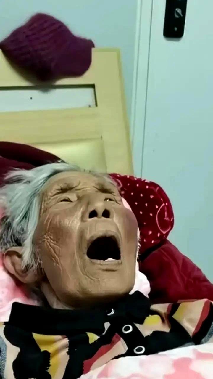 看过一个场景：冬天的早市，老人袖口磨白，袜尖露一截，在摊前掰着硬币抠价。
明明领