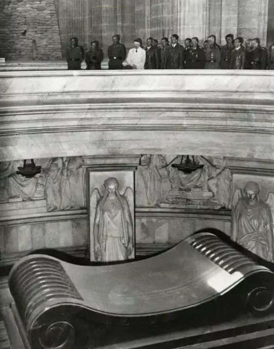 1940年6月23日沦陷后的巴黎，希特勒俯视着拿破仑的墓感慨万千。

拿破仑死后