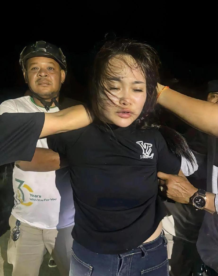 柬埔寨一名坚持囚犯的女子火了，因女子长相漂亮，被网友们戏称是柬埔寨第一深情。
