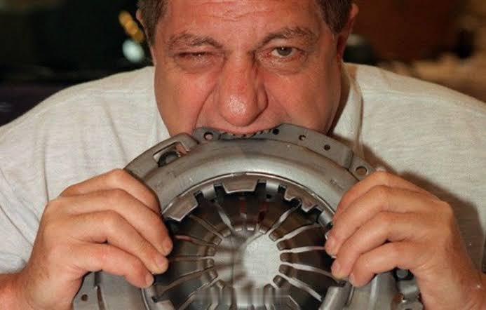 米歇尔·洛蒂托是一位法国人，以其消耗和消化非食用物体的能力而闻名。他吃了18辆自