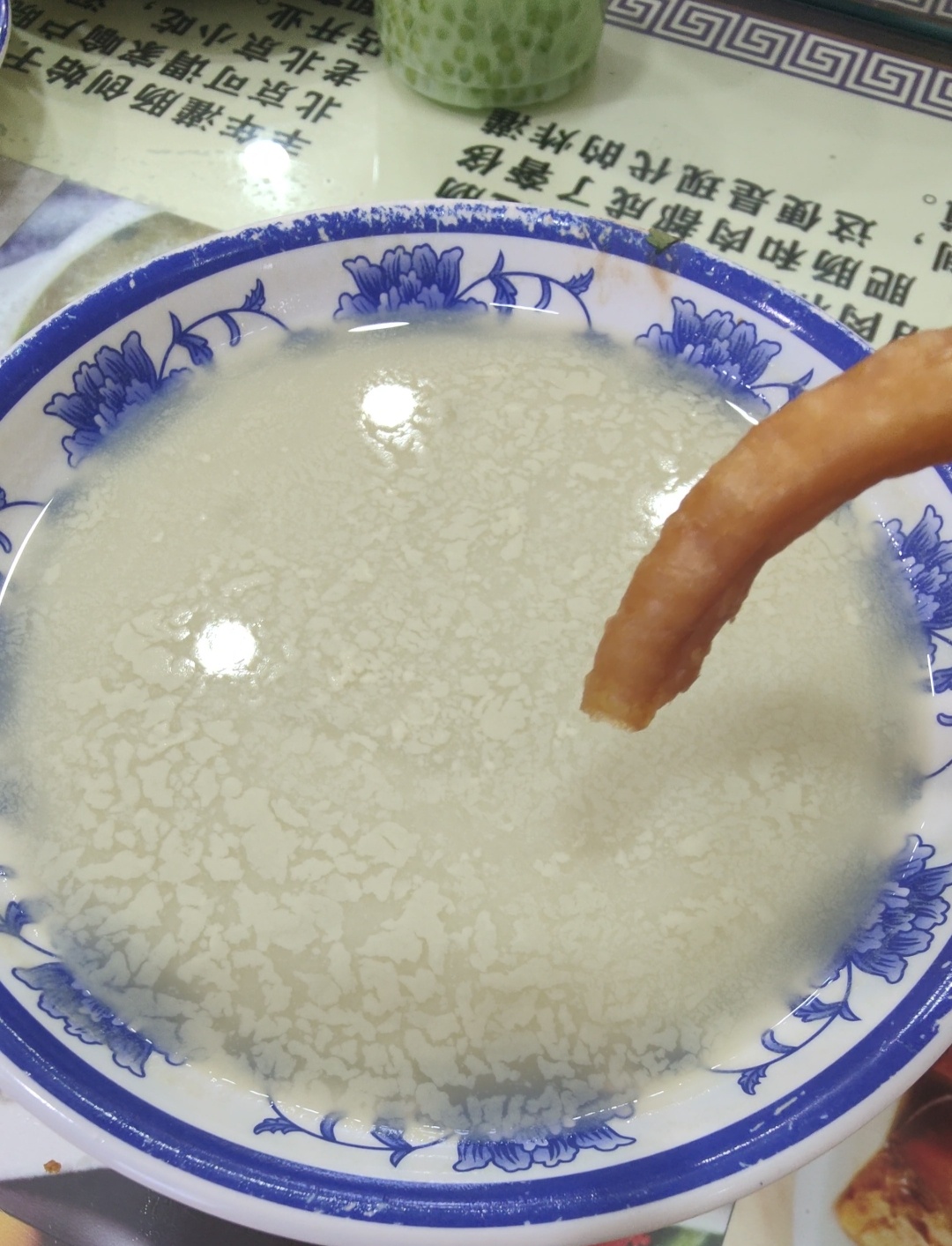 没喝过豆汁儿，都说超难喝，可我能接受哎，我后面甚至都喝出了甜味儿了