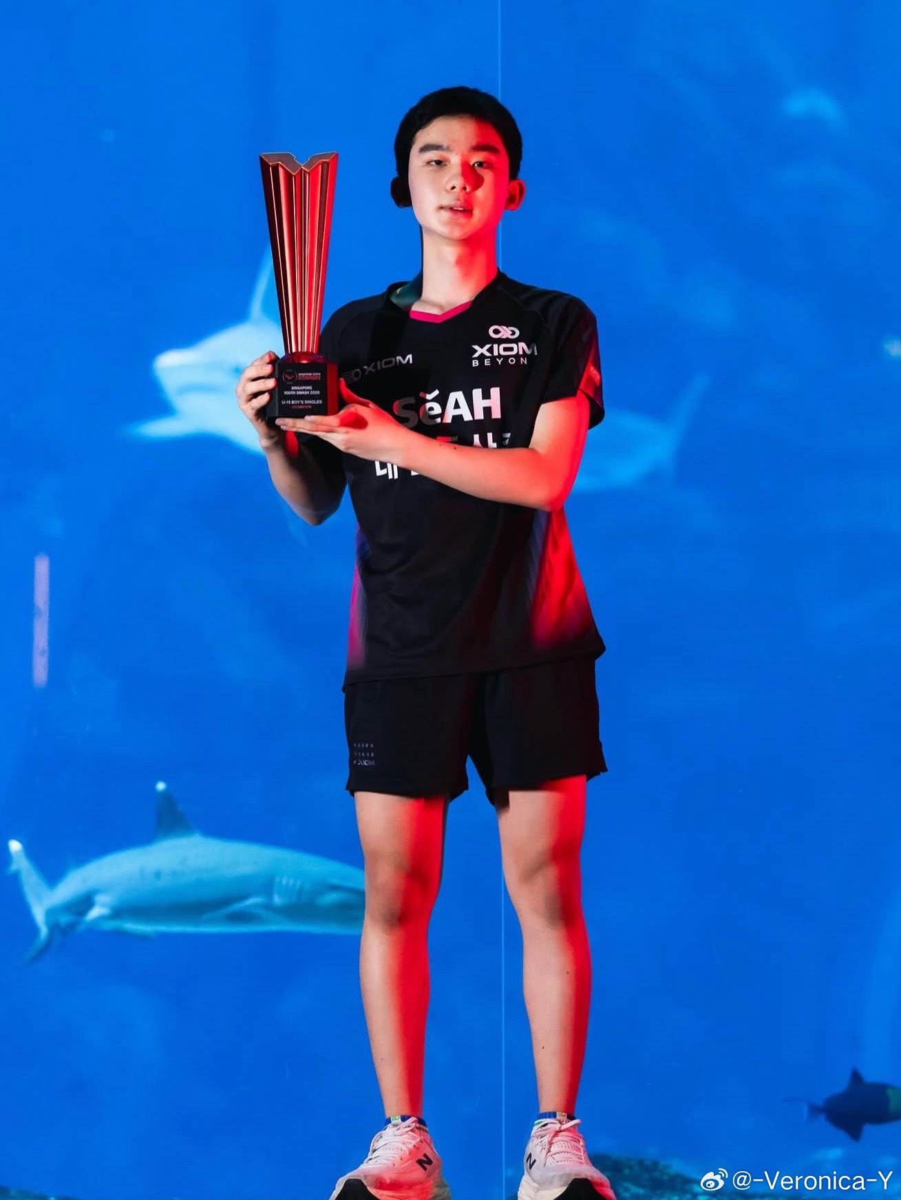 空姐也模仿上哥哥的夺冠手势了～只可惜空家四子都是左手 以后不能互相配合双打（松岛