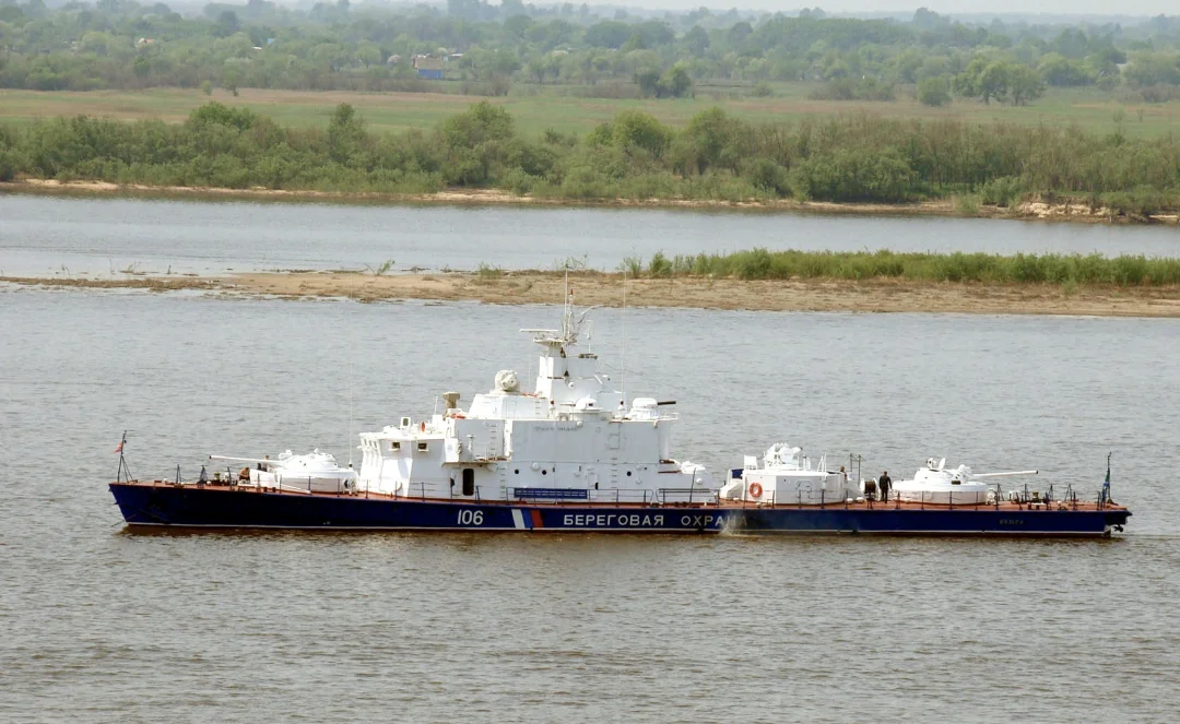 俄罗斯内河江炮艇，装备了T55坦克炮塔