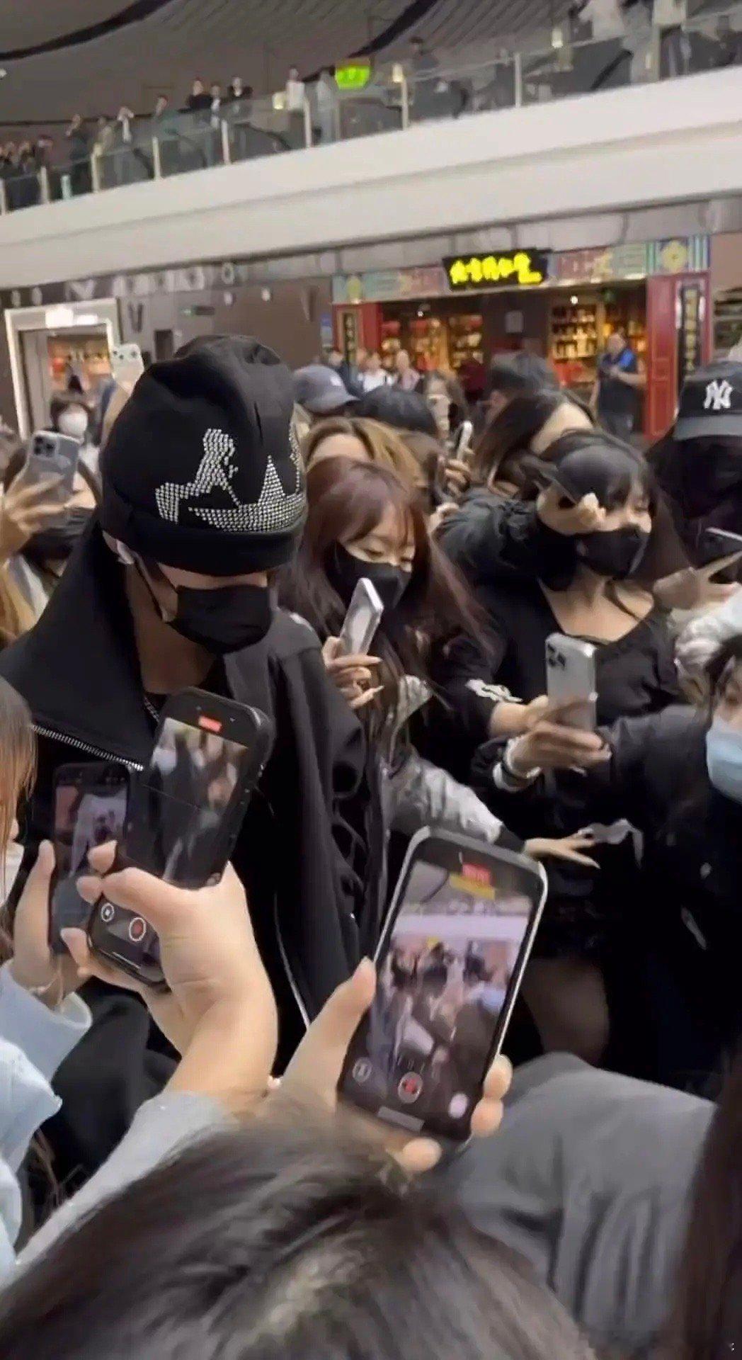 楼的私生也太疯狂了 疑似把张峻豪的裤子扯破了 内裤都有点小露了 谁把张峻豪裤子拉