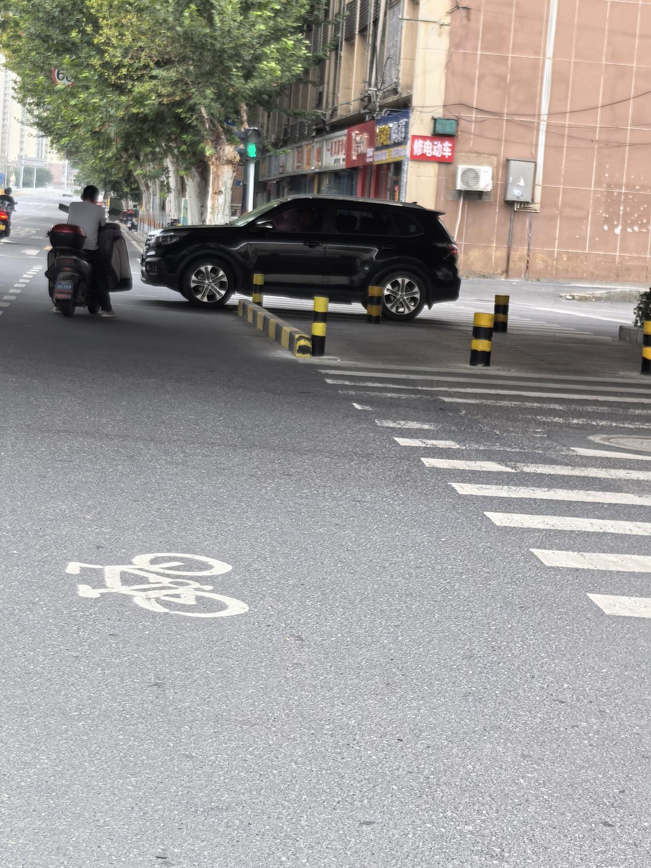 今日路过大庆东路和清河路交汇处的高架桥下，看见桥下的人行道斑马线上的石墩，终于被