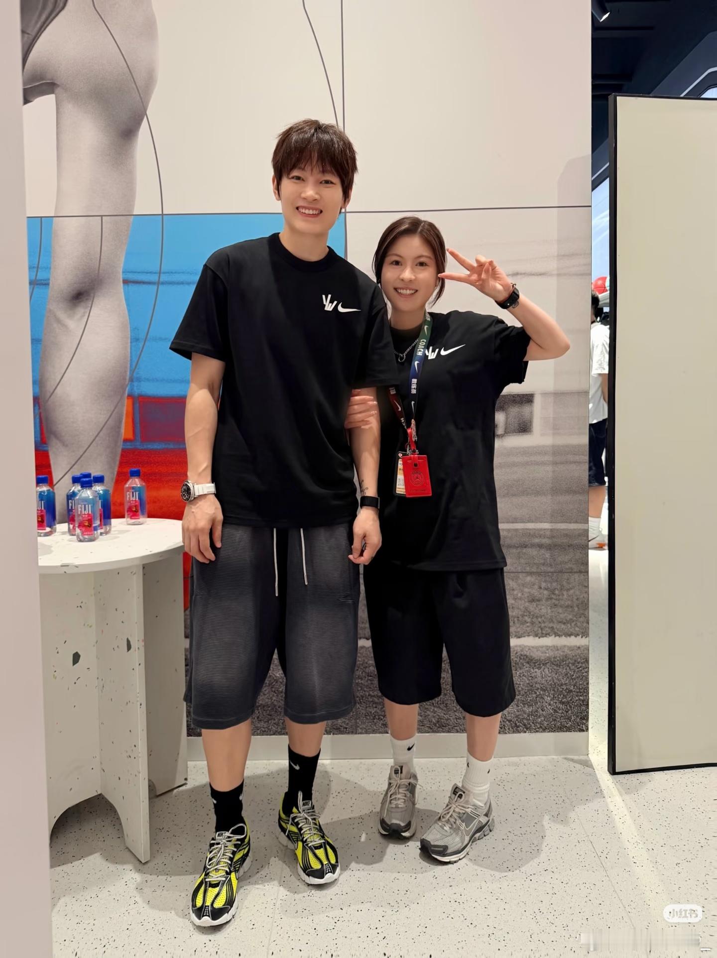 杨力维杨力维杨力维专属logotee 20260801今日份活动一张工作人员和姐