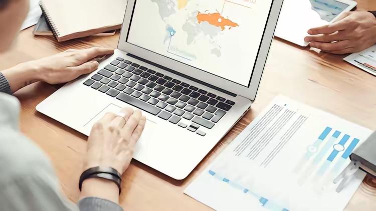 《股市早评》
 
一、财经消息
1、美股三大指数集体收涨，英伟达涨超1% 国际油