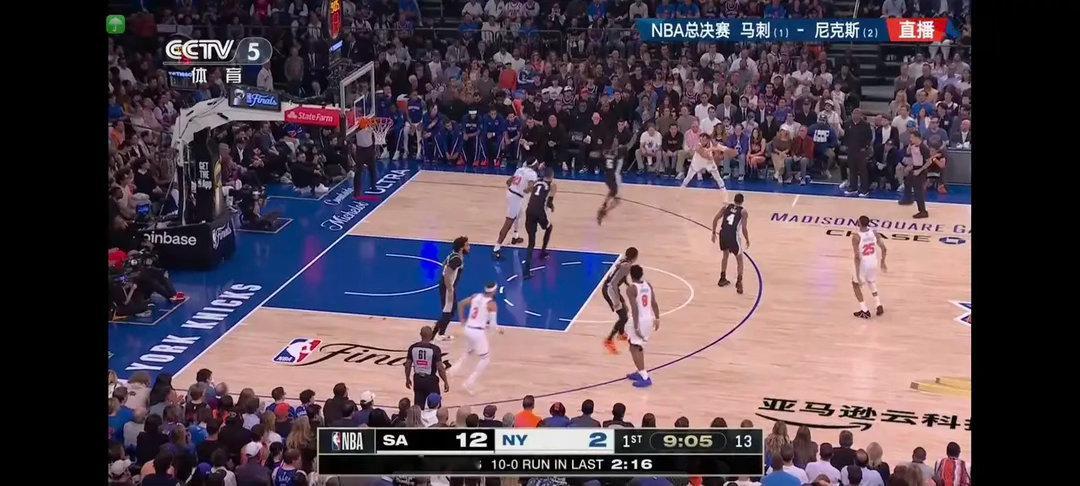 NBA总决赛G4大战，马刺做客尼克斯，一上来打了对方一个12：2，尼克斯请求暂停