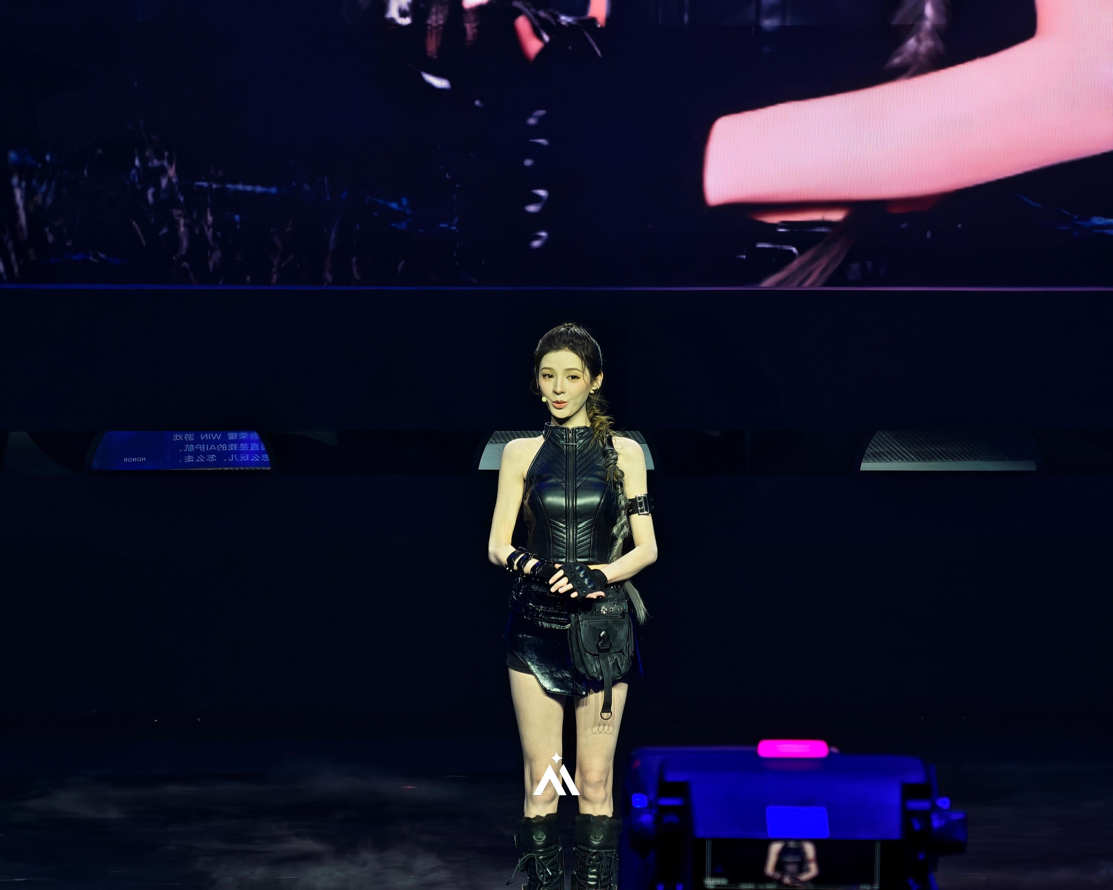 今天的荣耀发布会上又见到张予曦了，真的还是又美又飒！ 