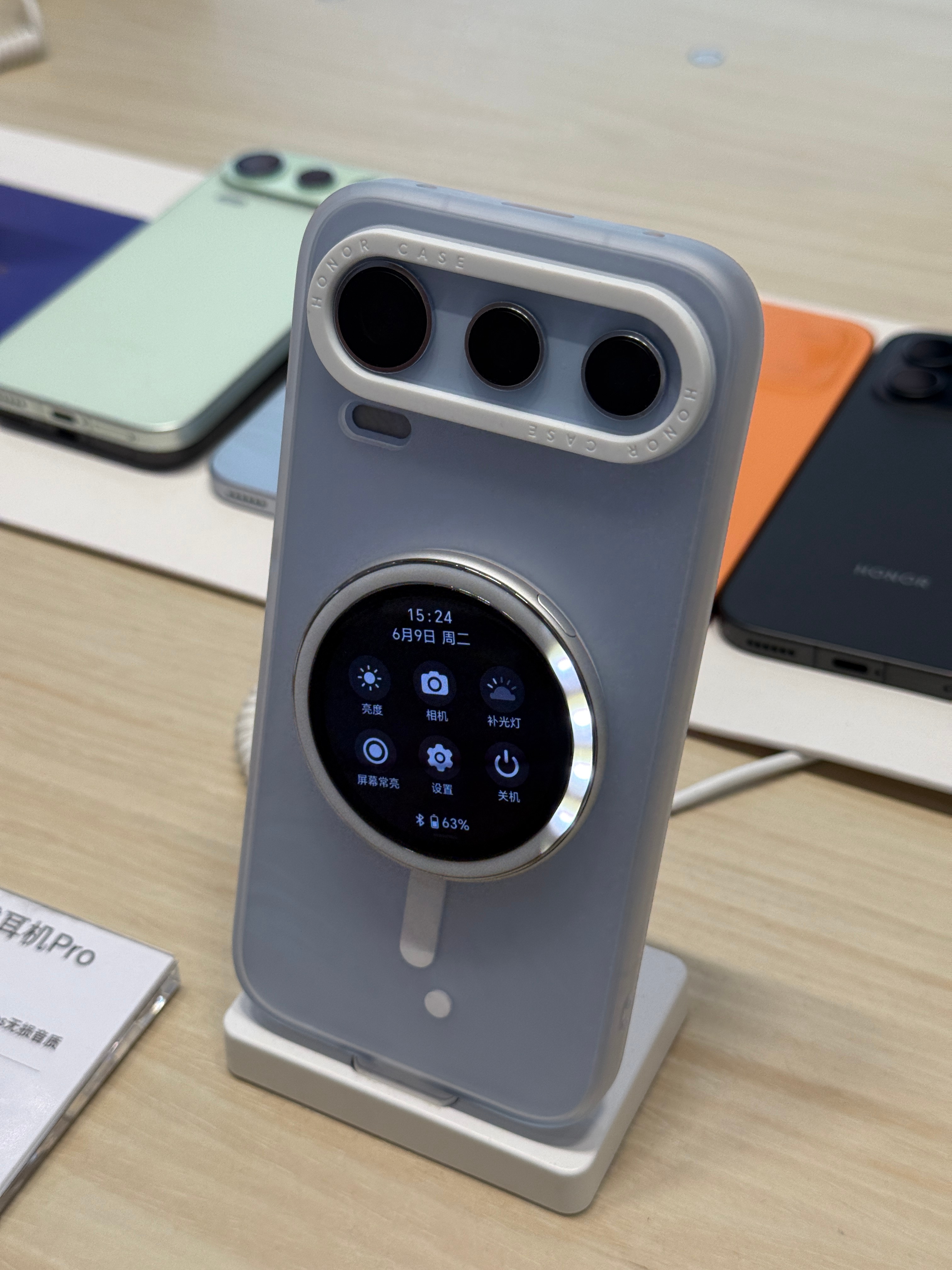 看了一下荣耀600对磁吸背屏，感觉这类分离屏设计很有意思连接上就可以后置自拍还能