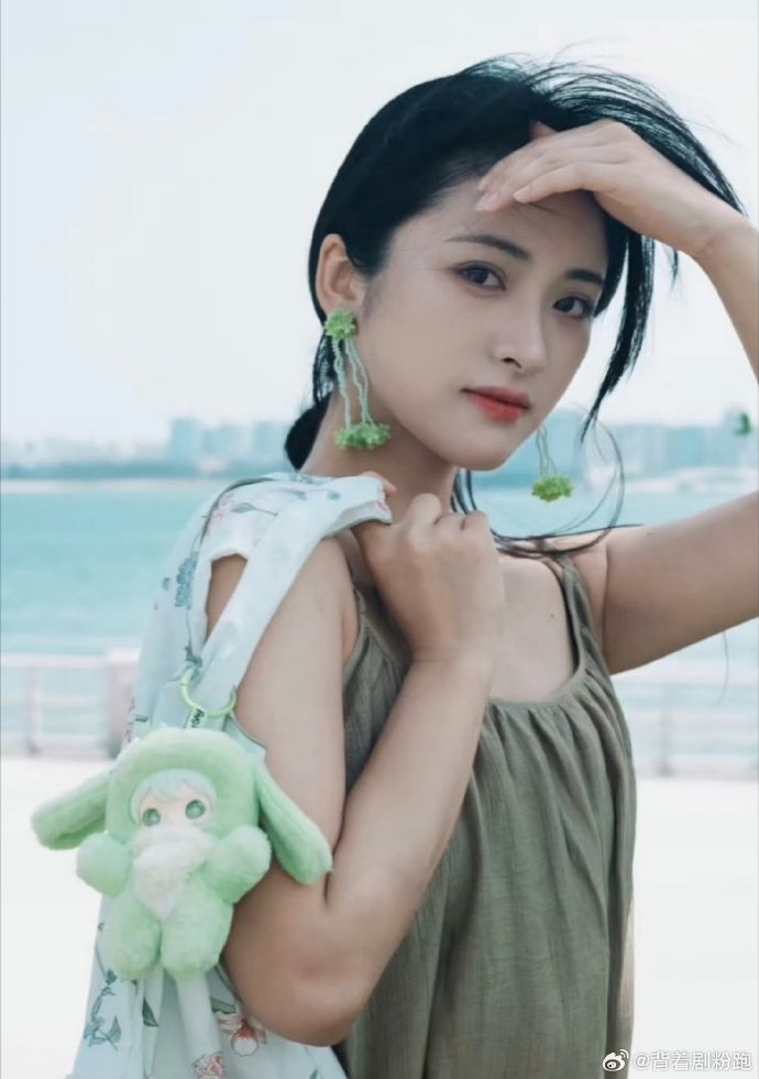 沈月送田栩宁兔闪闪原来如此！田栩宁身上超亮眼的兔闪闪是沈月的心意，已经迫不及待想