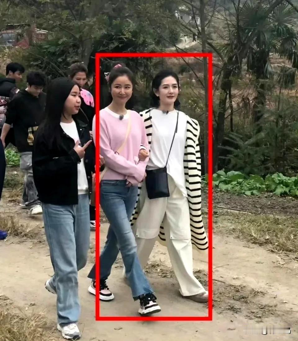 村里好像有个魔力，就是不管多光鲜亮丽的人进了村里，自然就变土了，变村了，林心如，