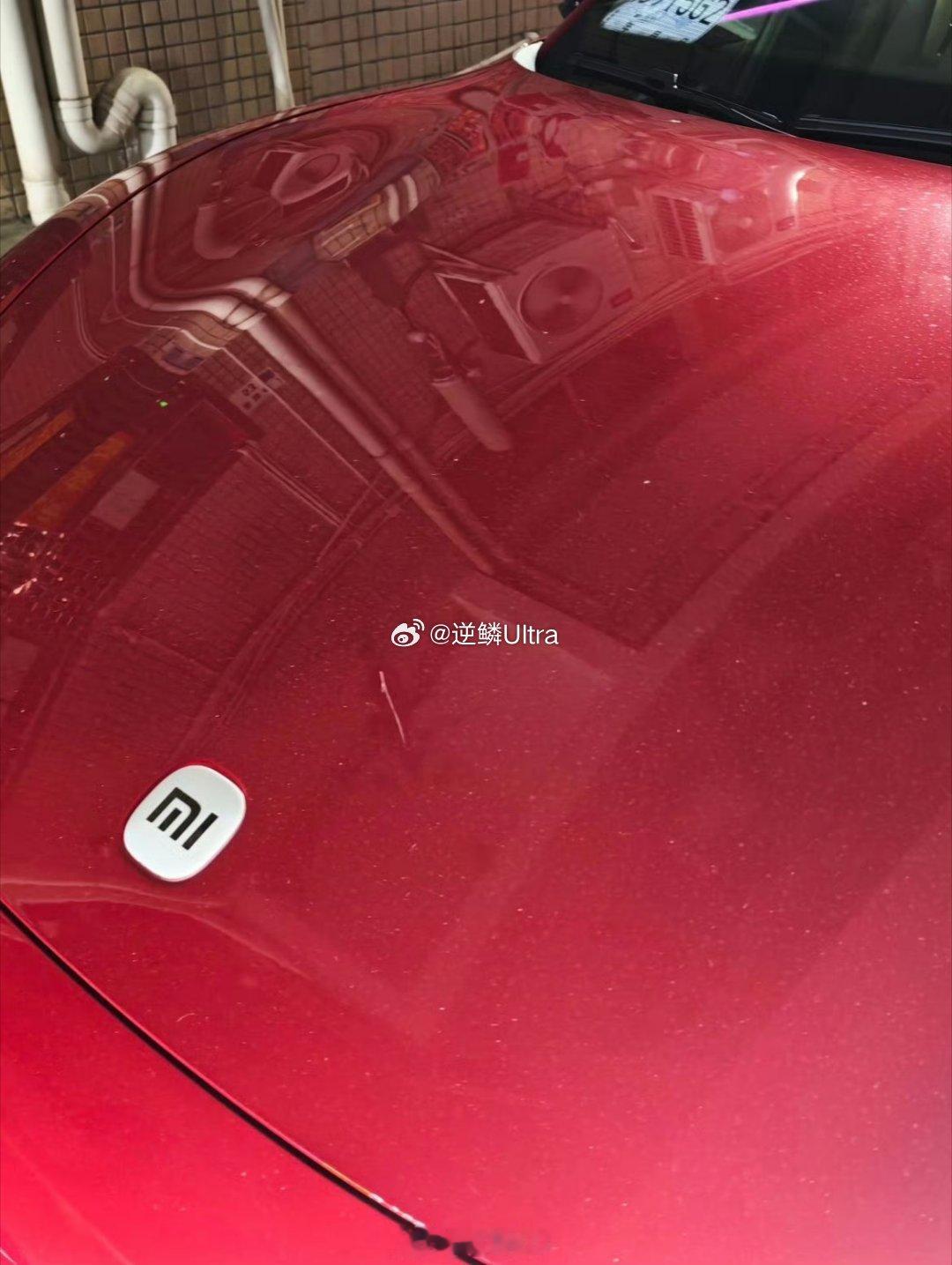 xx对米车的恶意是真大，车主提了没几天的新车，就给划成这样。 