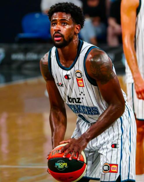 布罗金顿结束NBL联赛工作，可以安心的来辽宁队报到了。今天NBL新西兰破坏者在常