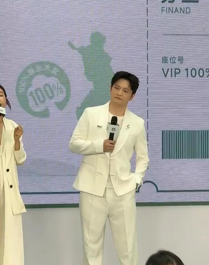 热了就直接解开衣服，结果还扣上了一个，估计也是注意形象，但是30度的天气有点热，