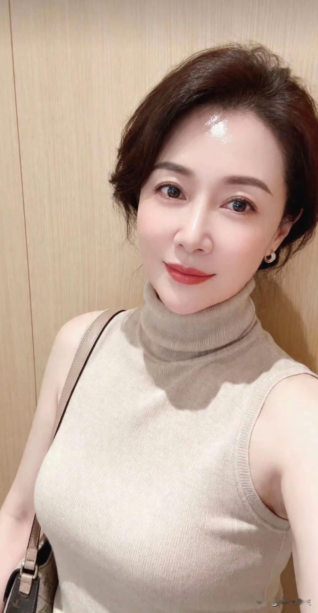我也曾是满心善意的人，对世界怀揣着最纯粹的温柔，相信真心能换真心，相信善良终有回