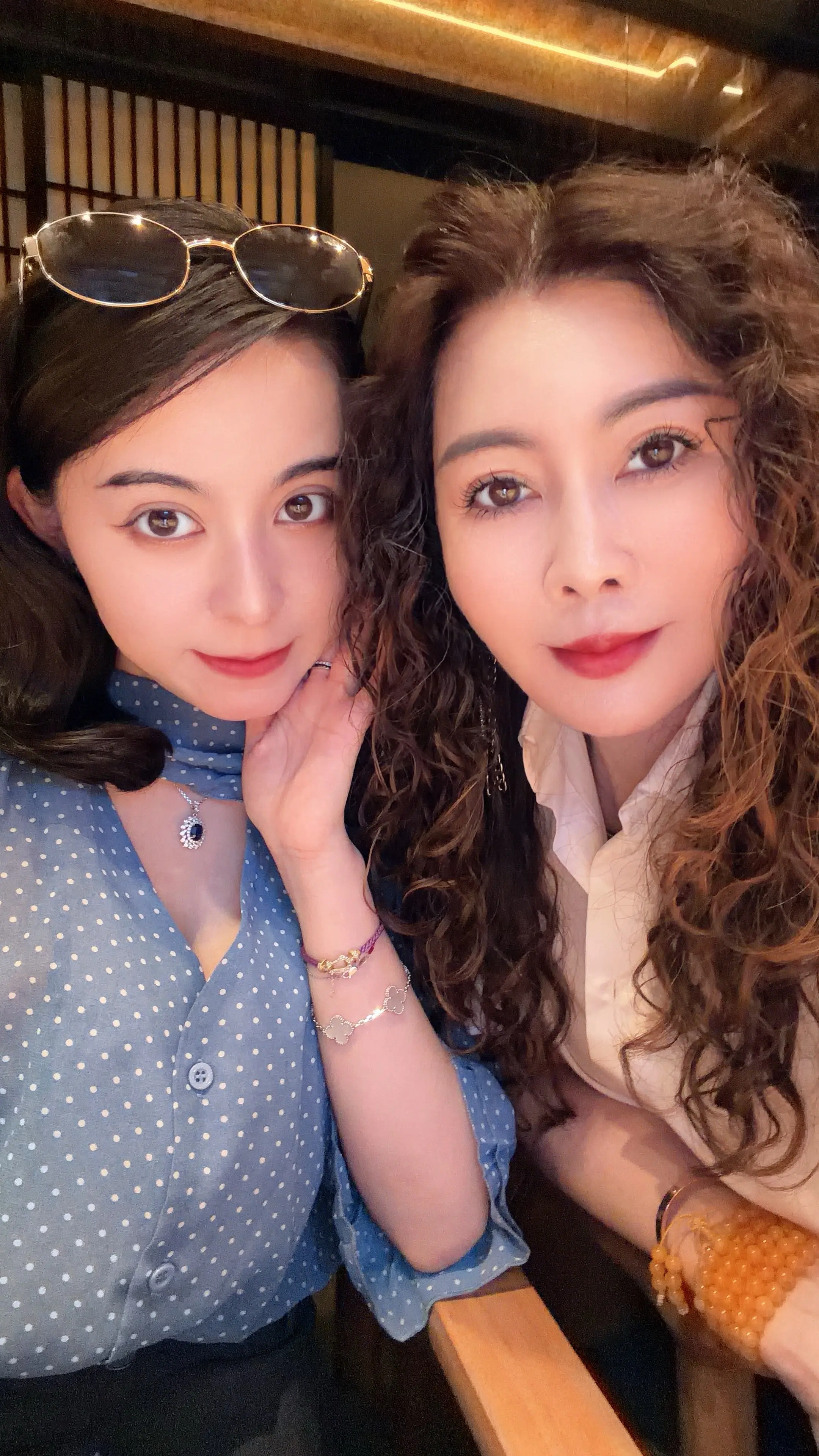山风不语。
