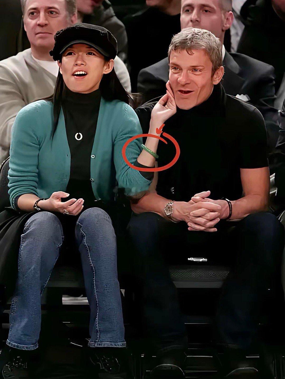 章子怡太绝了！进军好莱坞时期，谈着“百亿富豪”男友，戴着满绿翡翠手镯大方秀恩爱，