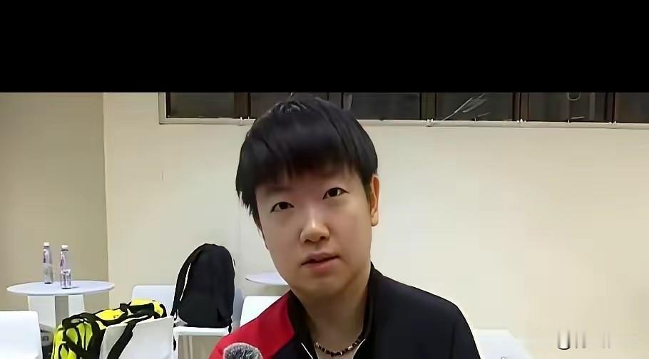 刚看了那段采访回应，心里咯噔一下。

这姑娘几句话，四两拨千斤。

我特意去翻了