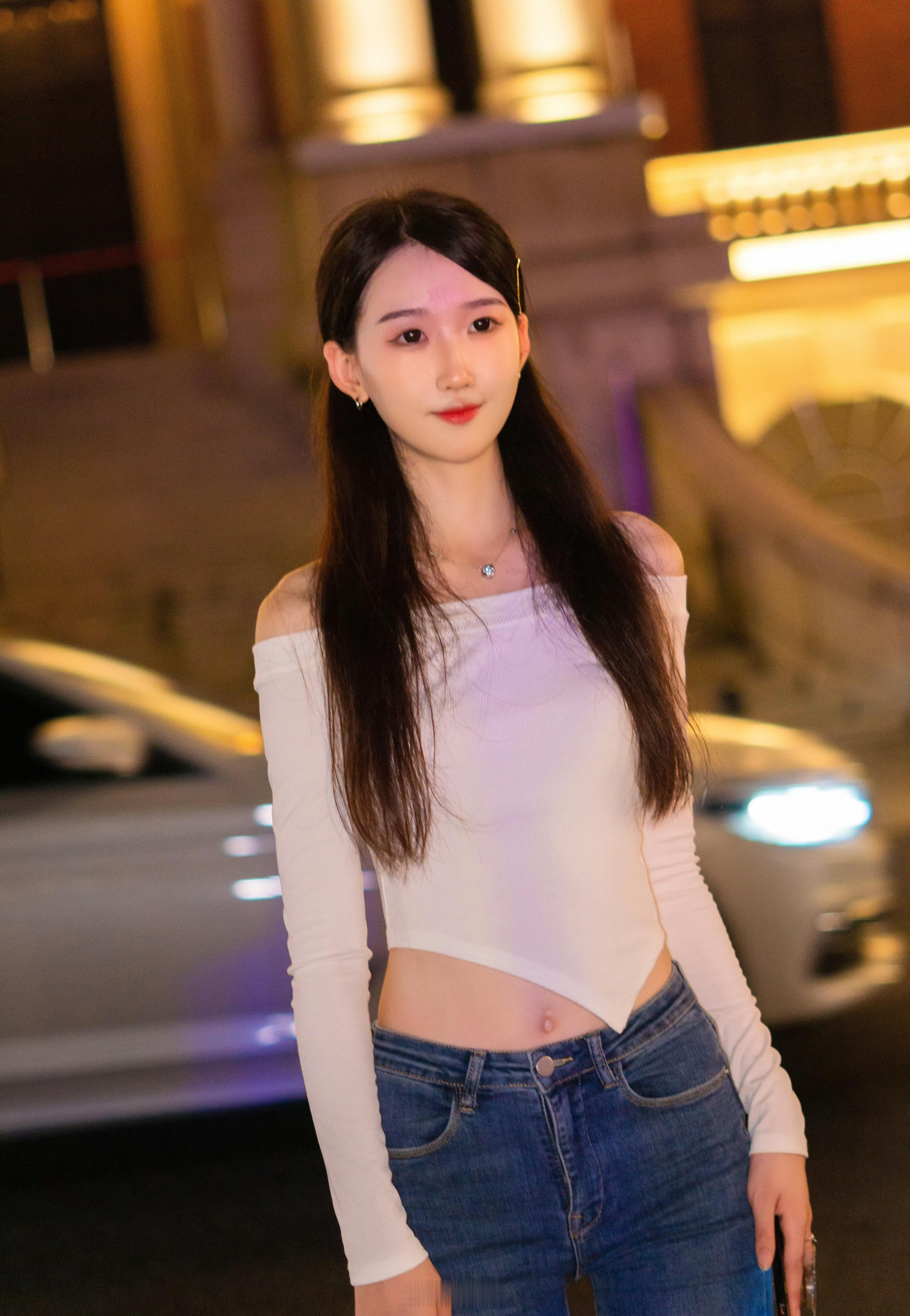 夜色下好看的小姐姐 ​​​