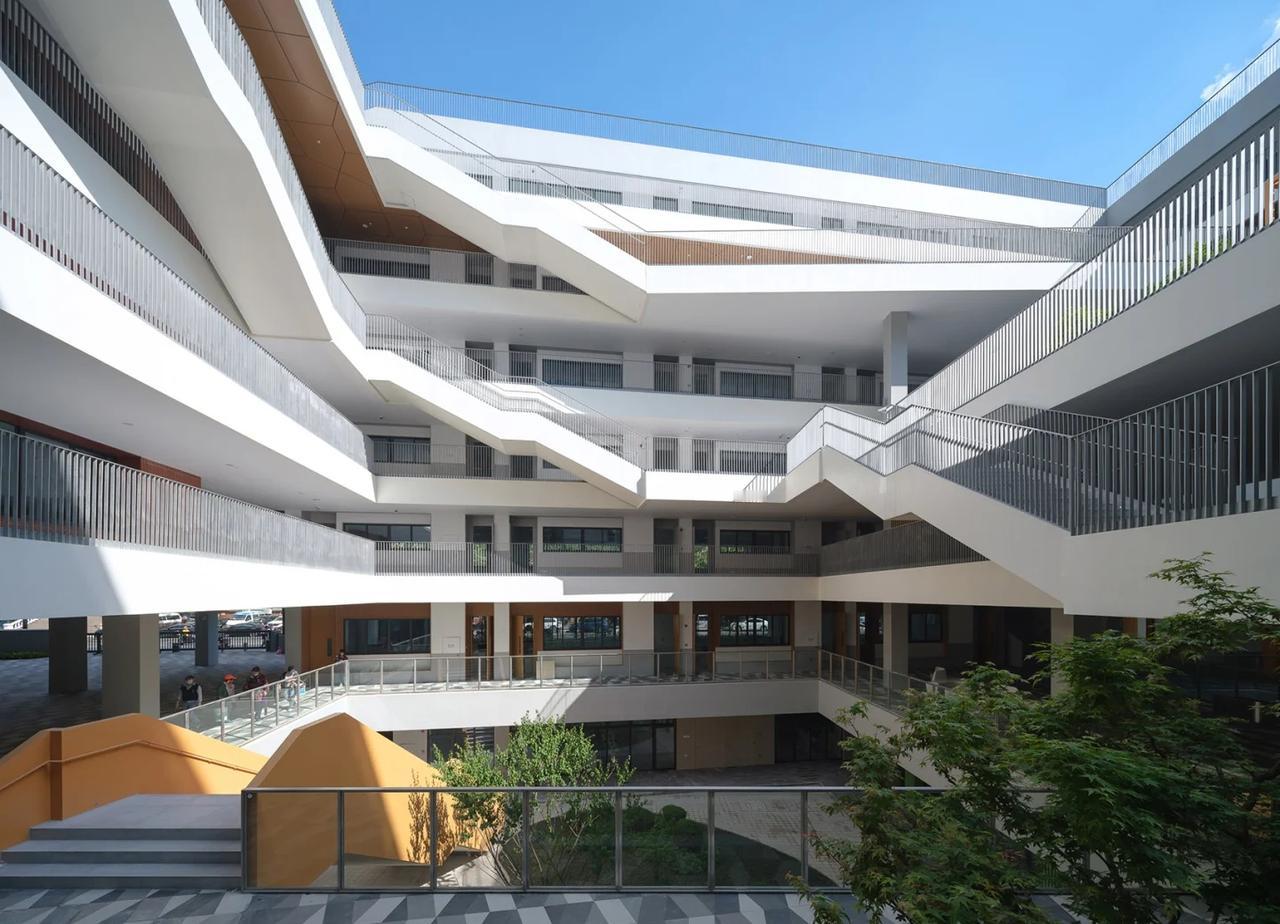 上海惊现“空中校园”！屋顶跑道+城市客厅
上海同济大学第二附属中学，把校园玩成了