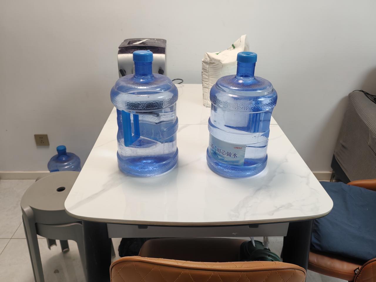 新桌面直接贴老桌面上了。明天去大胡同买一个质量好的桌垫，保护一下吧。
     
