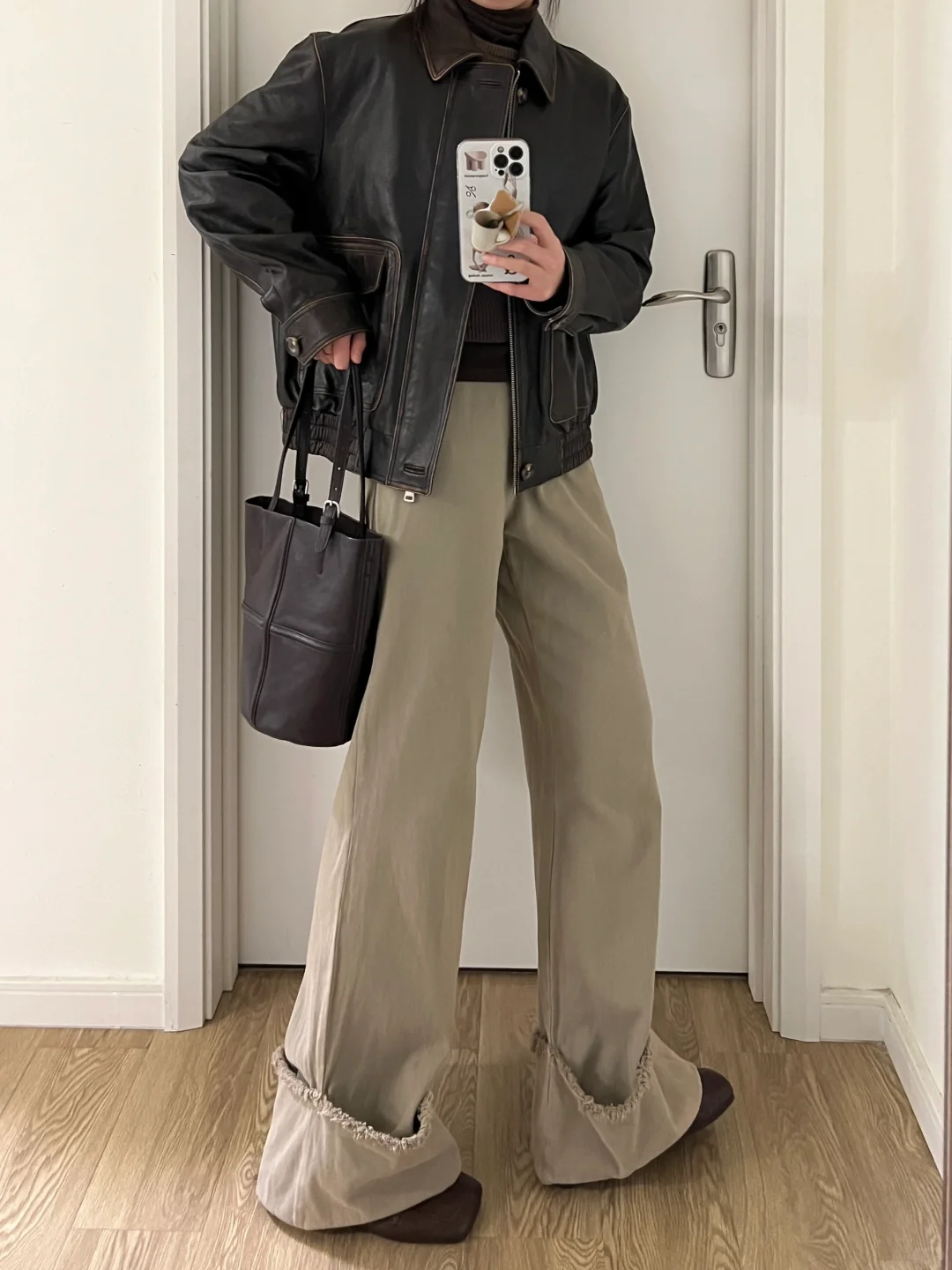 早春韩系复古｜做旧咖皮衣外套+卡其卷边裤